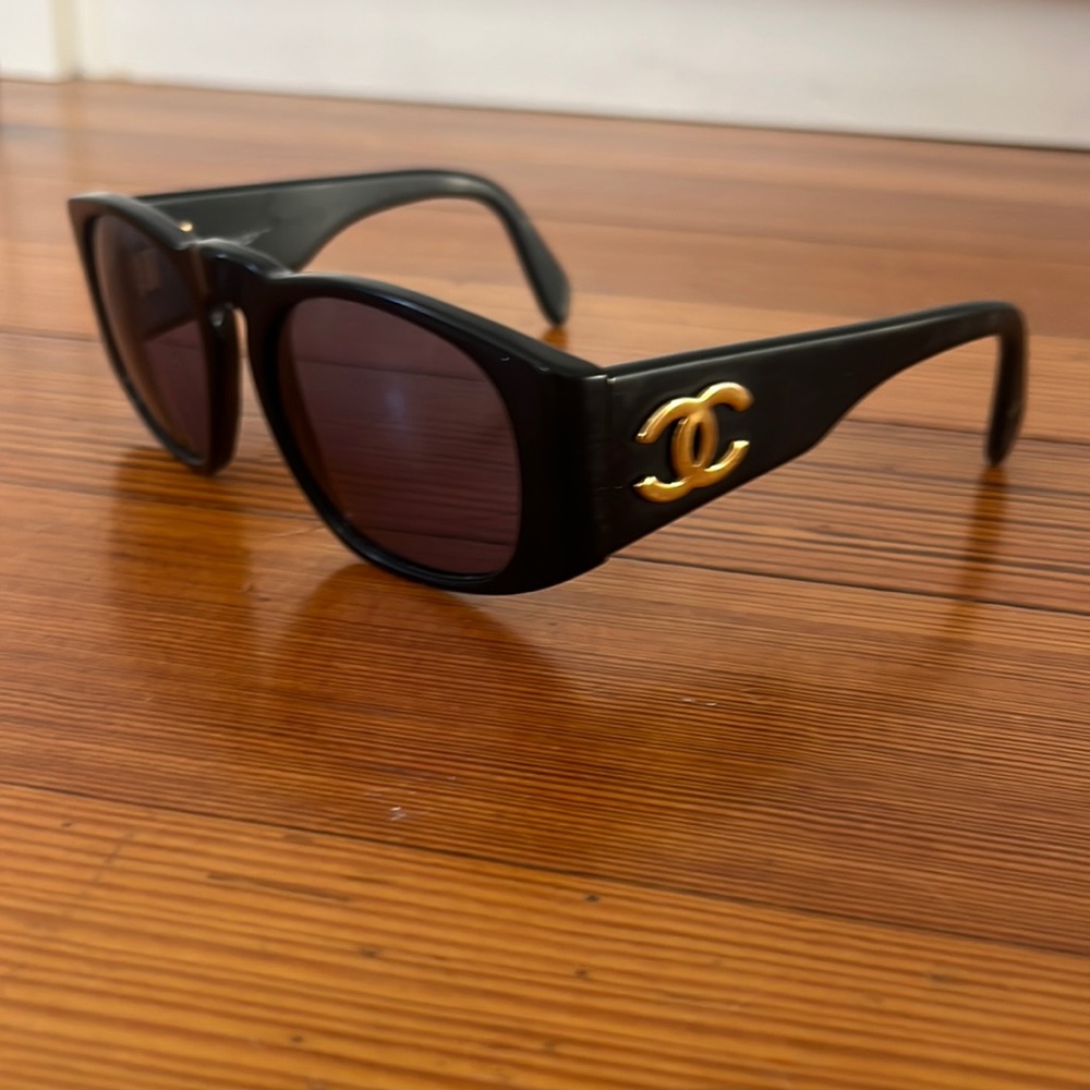Vintage Chanel CC D frame